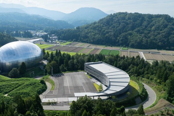 福井県立大学 恐竜学部 (© Katsumasa Tanaka) 福井県立大学 恐竜学部 (© Katsumasa Tanaka)