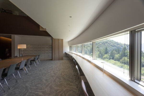 福井県立大学 恐竜学部 ( © Kengo Kuma & Associates) 福井県立大学 恐竜学部 ( © Kengo Kuma & Associates)