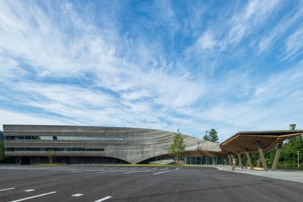 福井県立大学 恐竜学部 (© Katsumasa Tanaka) 福井県立大学 恐竜学部 (© Katsumasa Tanaka)