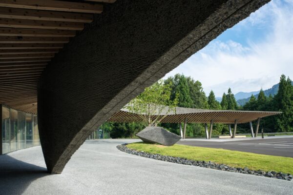 福井県立大学 恐竜学部 (© Katsumasa Tanaka) 福井県立大学 恐竜学部 (© Katsumasa Tanaka)