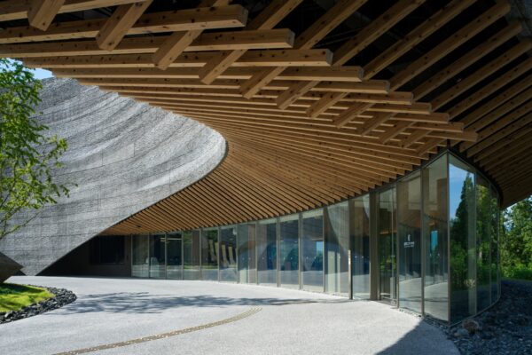 福井県立大学 恐竜学部 (© Katsumasa Tanaka) 福井県立大学 恐竜学部 (© Katsumasa Tanaka)