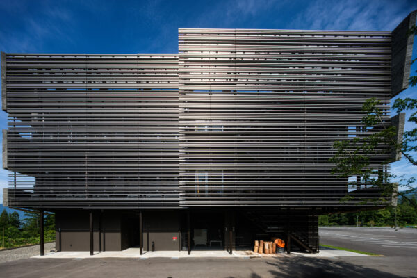福井県立大学 恐竜学部 (© Katsumasa Tanaka) 福井県立大学 恐竜学部 (© Katsumasa Tanaka)